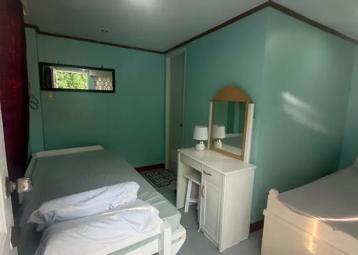 Lucenas Near Maravilla White Bed & Breakfast *