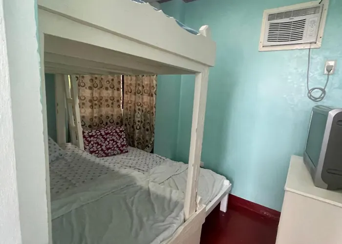 Lucenas Near Maravilla White Bed & Breakfast