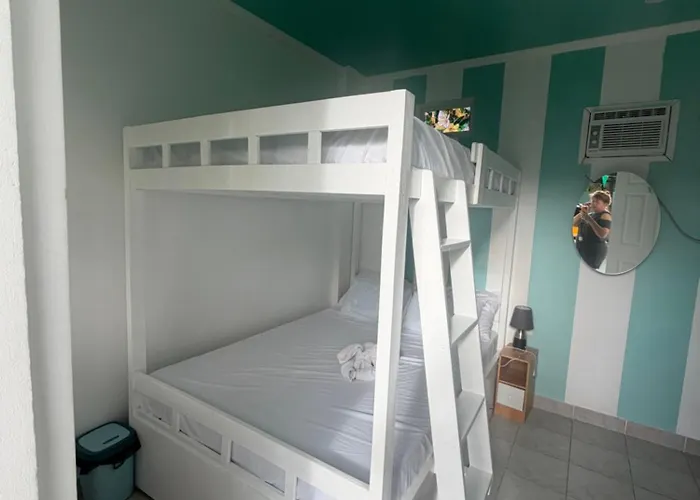 Lucenas Near Maravilla White Bed & Breakfast *