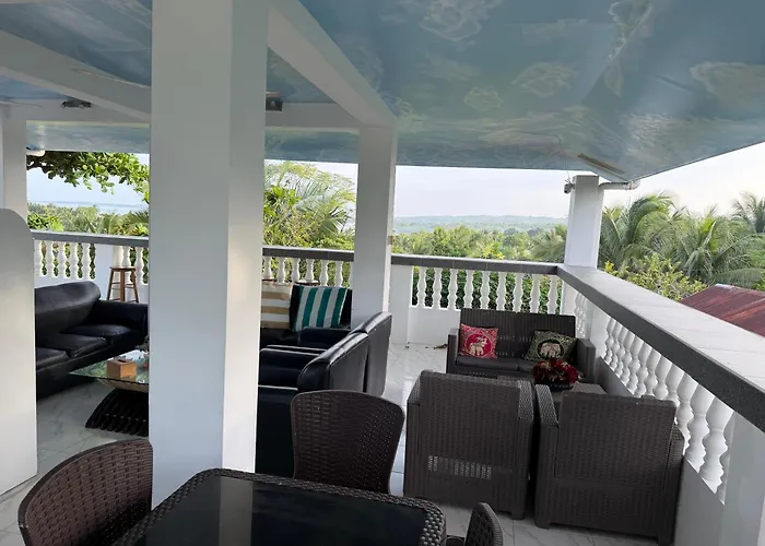 Lucenas Near Maravilla White Bed & Breakfast *